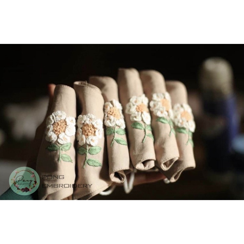 Khẩu trang thêu tay