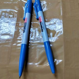 2 cây bút bi bấm mực xanh dương