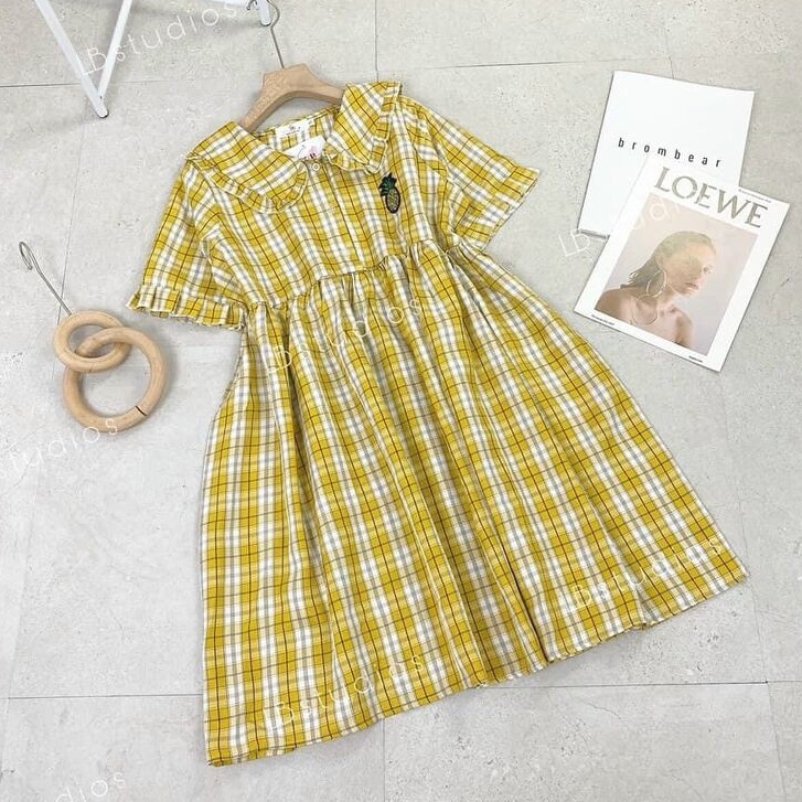 Váy kẻ thêu quả dứa cổ bẻ dáng babydoll fom rộng