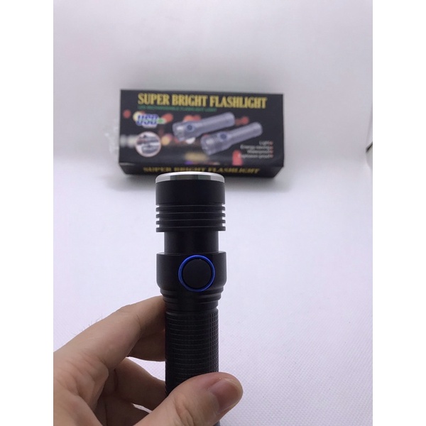 Đèn pin siêu sáng CYX-009 USB ( Super Bright Flashlight) thiết kế nhỏ gọn, vừa lòng bàn tay, cổng sạc USB tiện lợi.