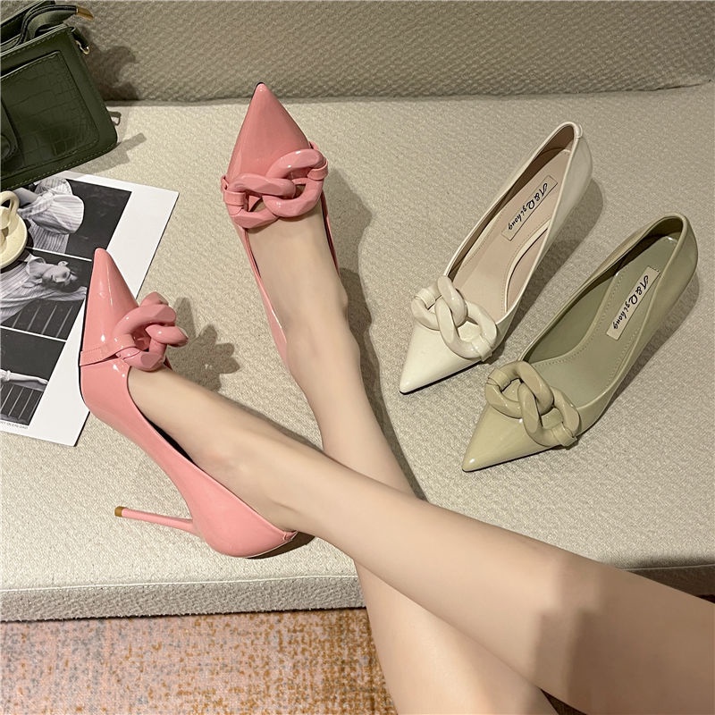 Giày cao gót da bóng mũi nhọn phối dây xích màu hồng nhạt phong cách châu âu thời trang 2022 cho nữ