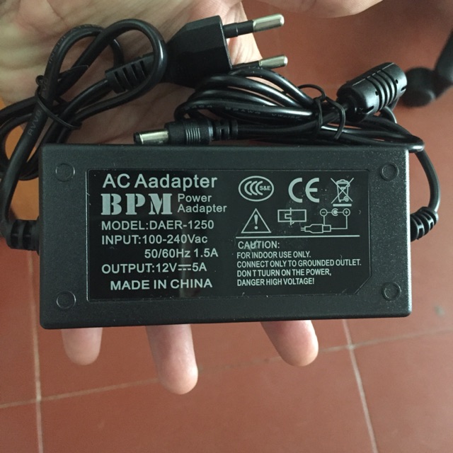 Compo 1 máy bơm mini 12v 60w ,1 adapter 12v5a ,1 đầu xịt và 1 đầu lọc