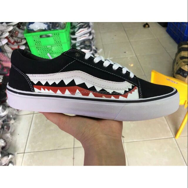 Vans đen cá mập