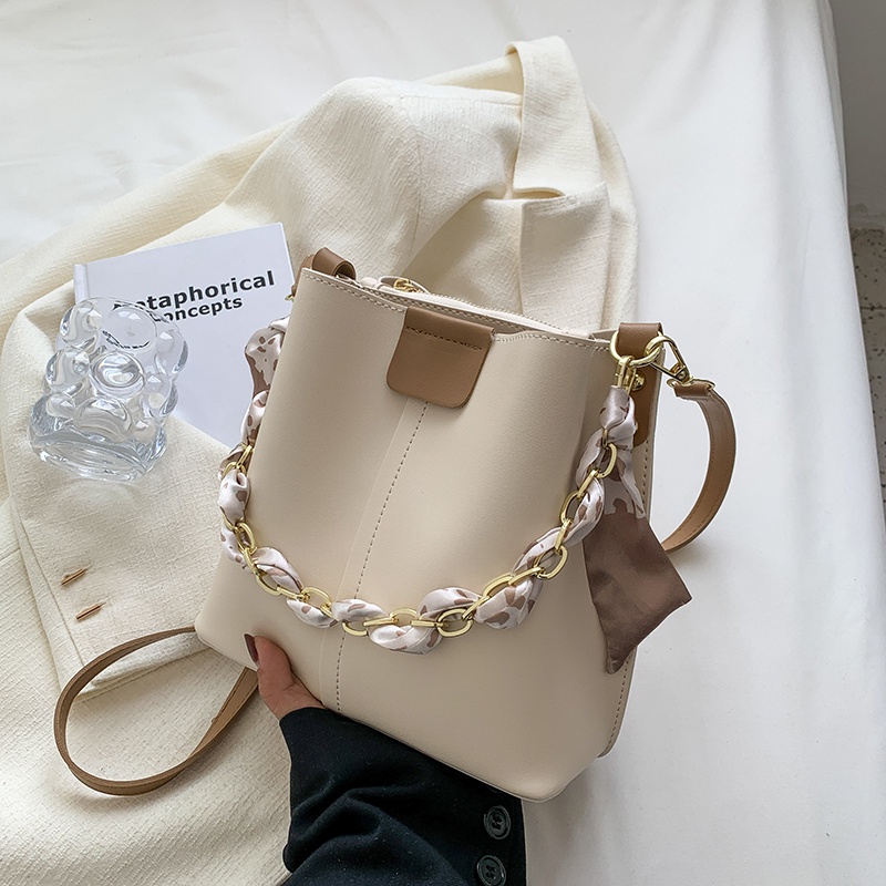 IELGY Túi Đeo Chéo Dáng Xô Phối Dây Xích Thời Trang Cho Nữ