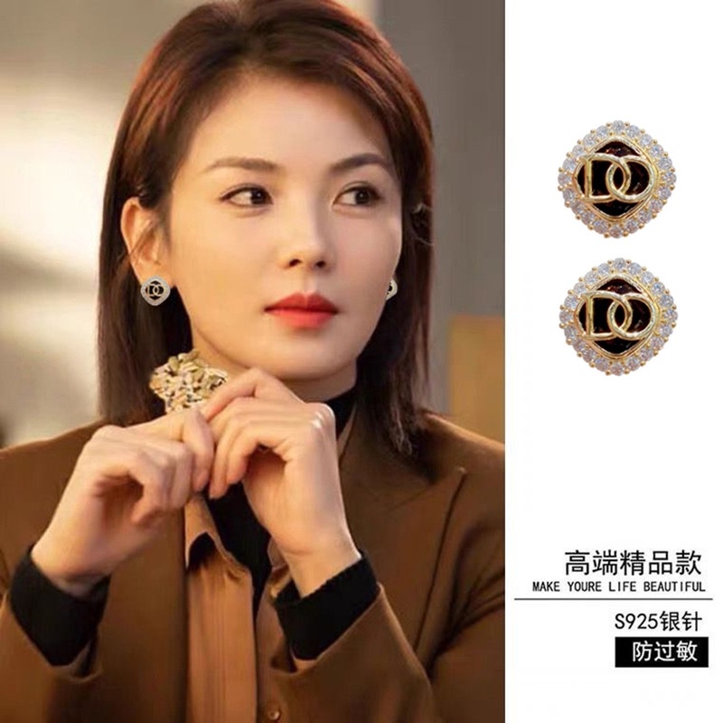 Khuyên Tai Nữ Hình Chữ Cái Đính Đá Đen Sang Trọng