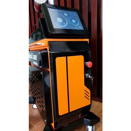 Máy Laser Chục Khuỷu Medical chuyên xoá xăm xoá nám tàn nhang và trẻ hoá da