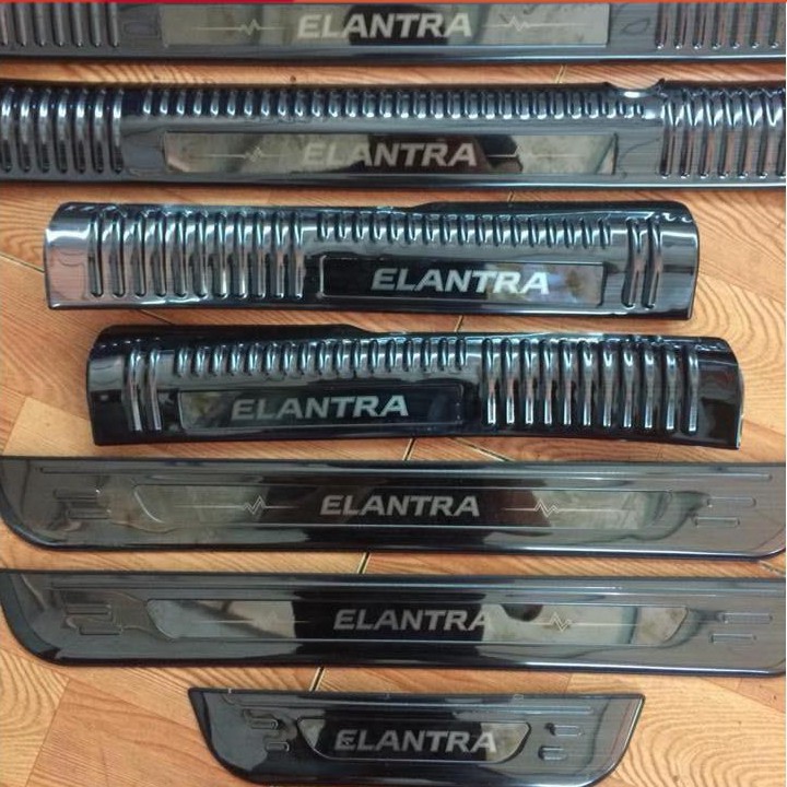 Ốp bậc cửa titan Hyundai Elantra 2016 - 2020 - bộ 8 miếng trong ngoài  +tặng 2 cuộn 3m 2,5 cm*3 mét