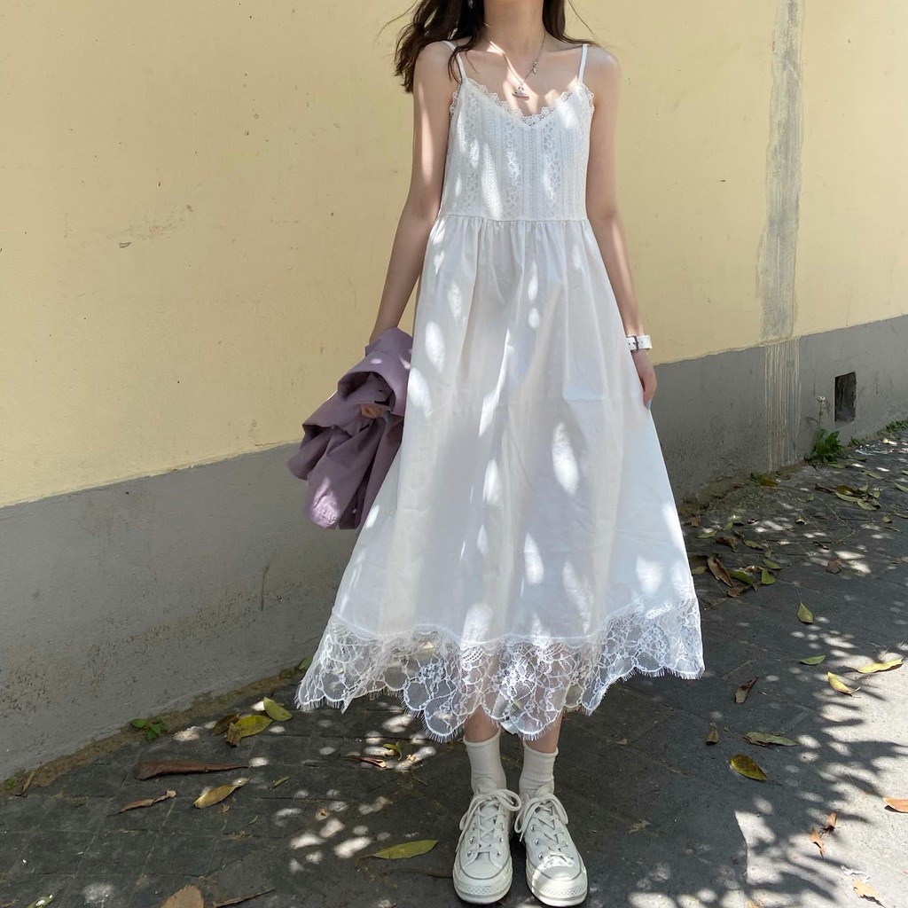 Váy 2 dây trắng trơn đi biển đi chơi viền ren form babydoll xoè độc lạ. Đầm babydoll 2 dây cổ tim thô đũi viền ren.