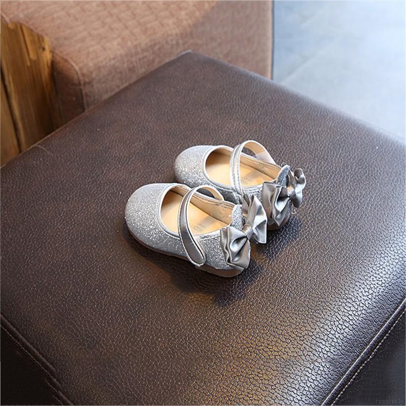 Đôi giày da PU đính nơ kim tuyến cho bé