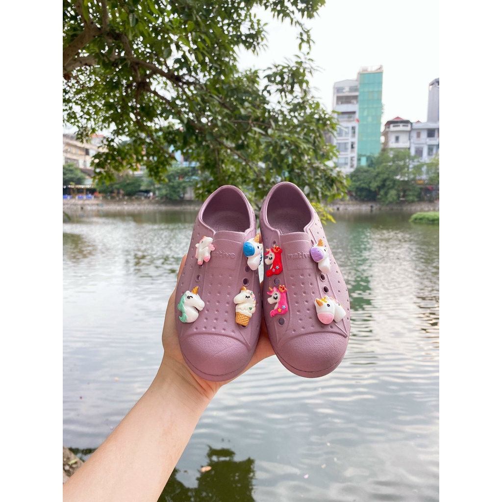 Giầy nhựa native tặng 8 charm cho bé chính hãng xuất dư xịn