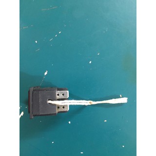 Nút nguồn,công tắc máy khoan chứng từ luồn dây sẵn giúp tự ngắt sau khi khoan xong