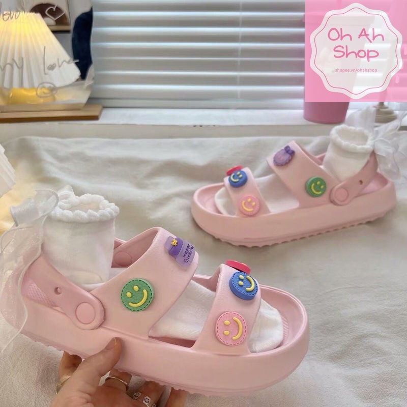 🍓  Dép Đi Học Siêu Nhẹ Chất Liệu EVA Gắn Charm Hình Mặt Cười Dễ Thương