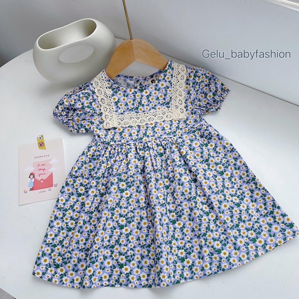 Váy bé gái Gelukids họa tiết hoa nhí cổ yếm ren, chất liệu thô cotton mềm mát, có khuy sau-V029