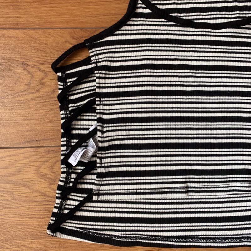 Áo F21 2 dây croptop xẻ sườn