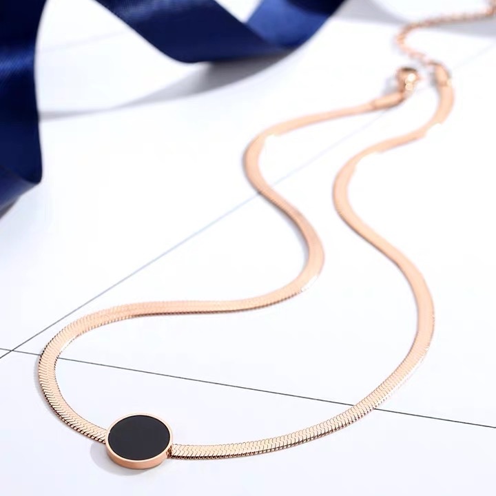 Dây Chuyền Thép Titan Mạ Vàng Hồng 18K Mặt Hình Cỏ Bốn Lá Màu Đen Thời Trang