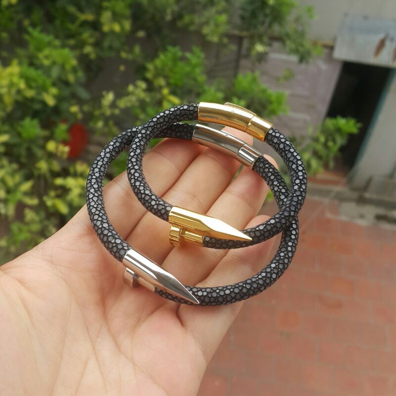 Vòng tay phong thủy da cá đuối charm đinh