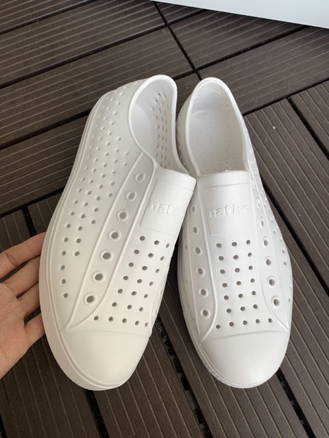 [TẶNG 4 JITBIZT GẮN GIÀY] - Giày NhựaĐi biển- Chất Nhựa E.V.A Siêu Nhẹ, Không Thấm Nước - Shop Cốp Store | BigBuy360 - bigbuy360.vn