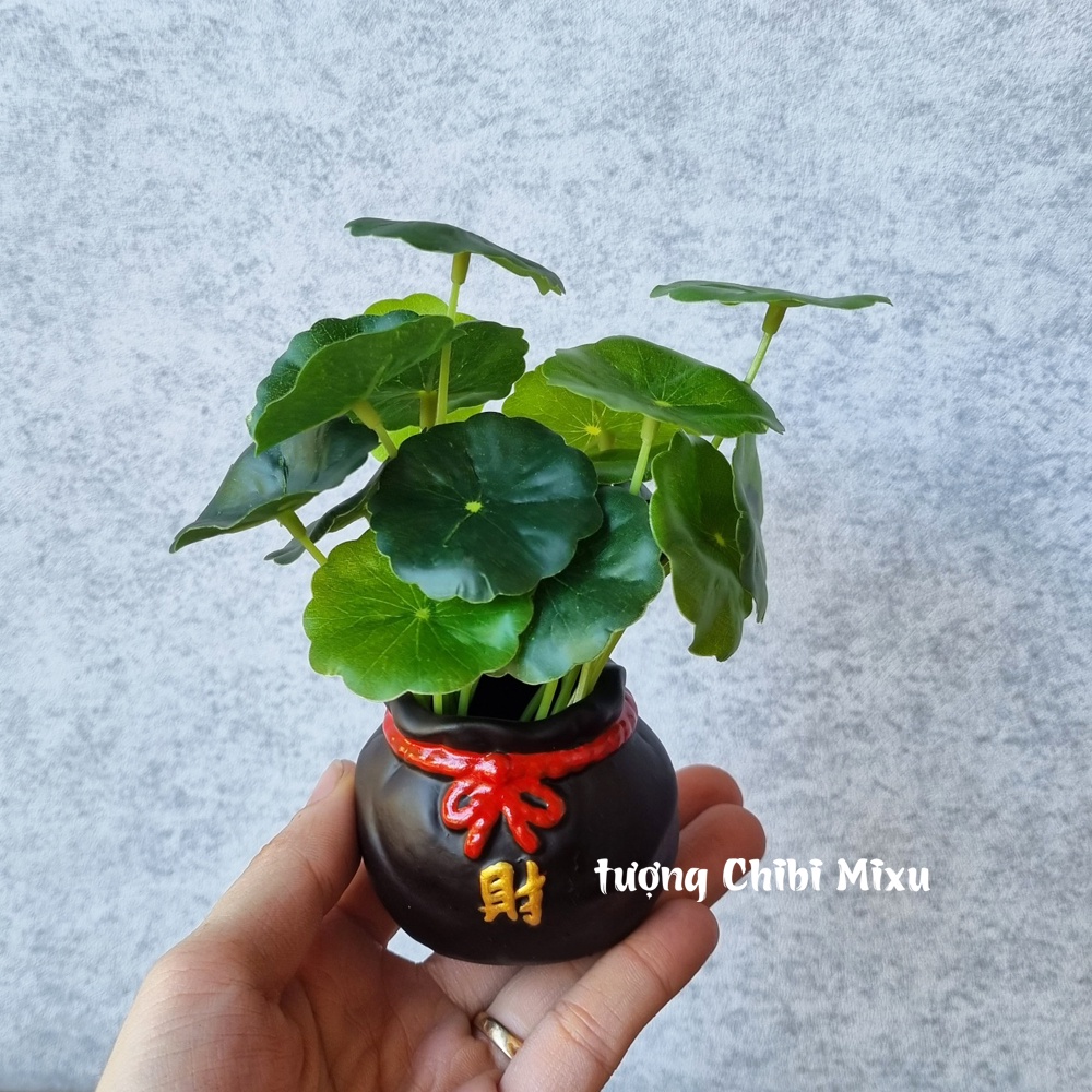 Chậu chữ TÀI kèm 02 nhành lá cỏ đồng tiền, sen dù giả trang trí