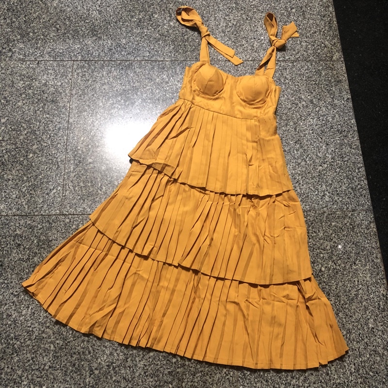 G9  - đầm xoè vàng dập tầng nơ vai