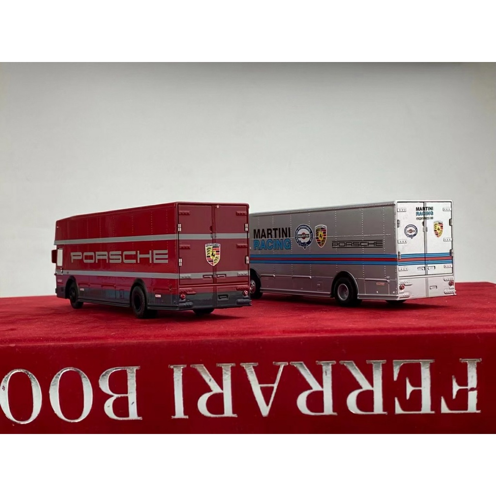 Mô hình ô tô Porsche Retransporter 1/64 Schuco