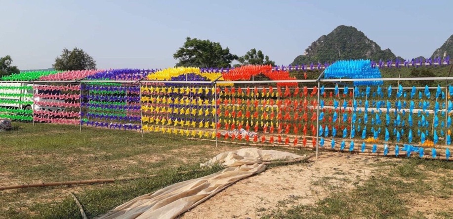 Chong chóng nhựa treo dây