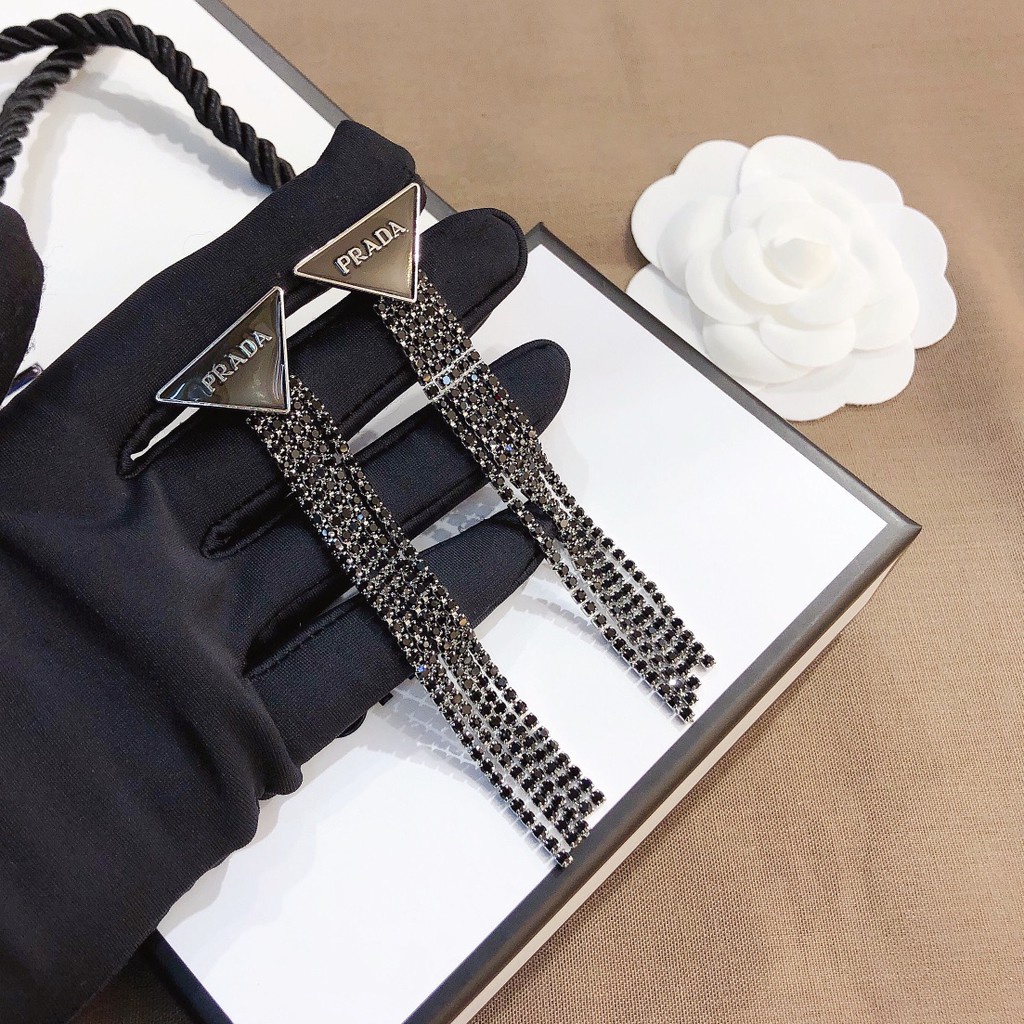 Khuyên tai Prada hình tam giác thời trang cho nữ