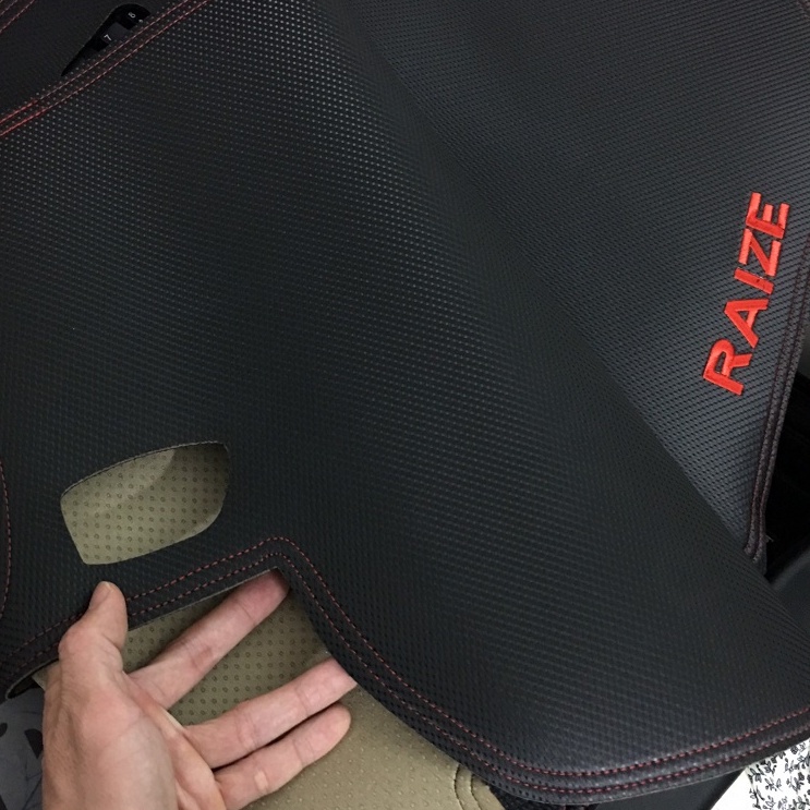 Thảm Taplo Da Carbon Cho Xe Toyota Raize 2021 2022
