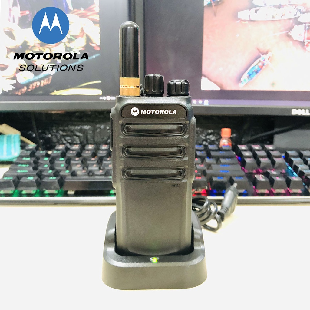 Bộ đàm Motorola CP838 phiên bản ăngten rút gọn. Loa chống từ tính, bền bỉ, âm thanh trong, cự ly xa.
