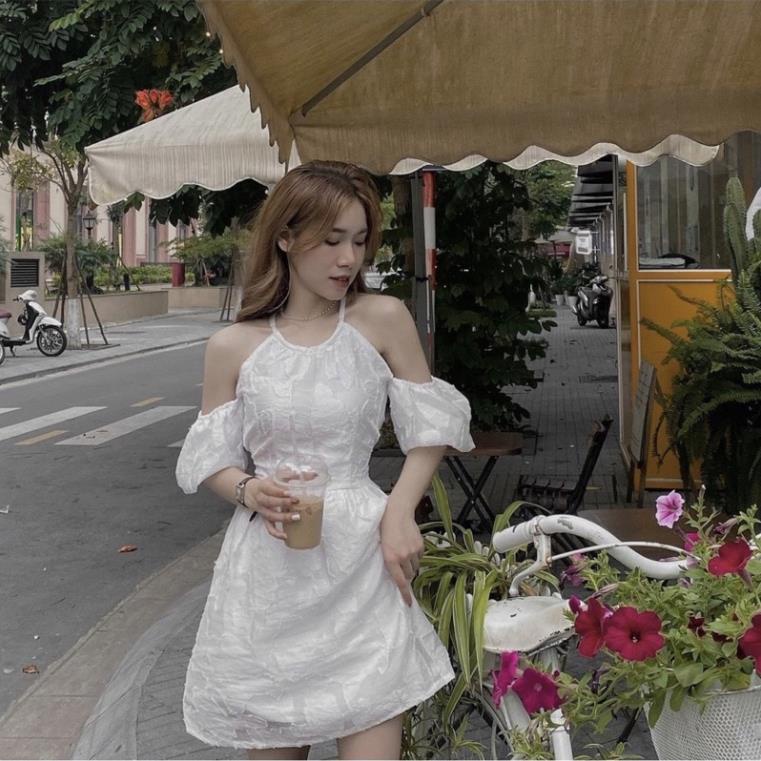 Đầm trắng hoa ren nổi cổ yếm rớt vai ngắn trên gối