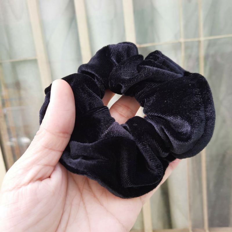 Dây cột tóc Scrunchies vải nhung màu đen mã 025 (cở 9-12cm)