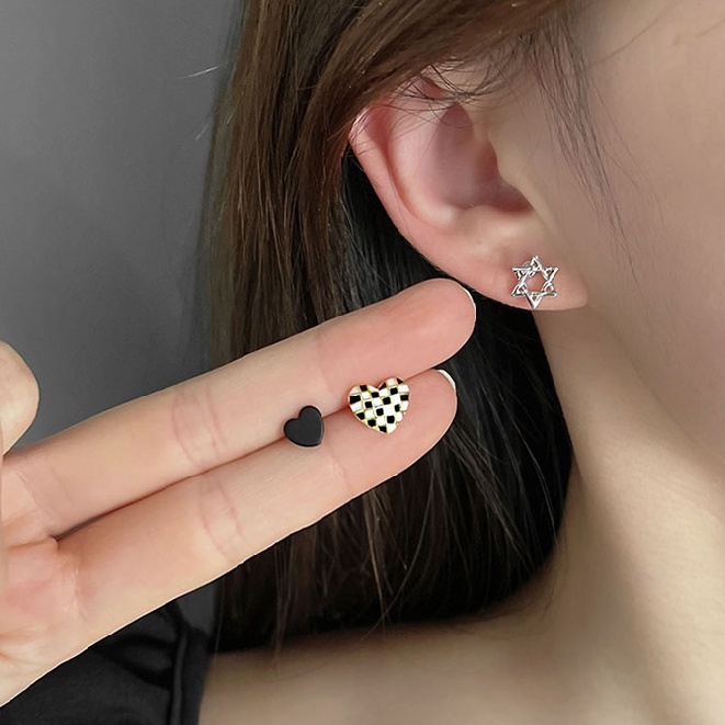 Khuyên Tai Hình Bàn Cờ Vua Và Trái Tim Độc Đáo