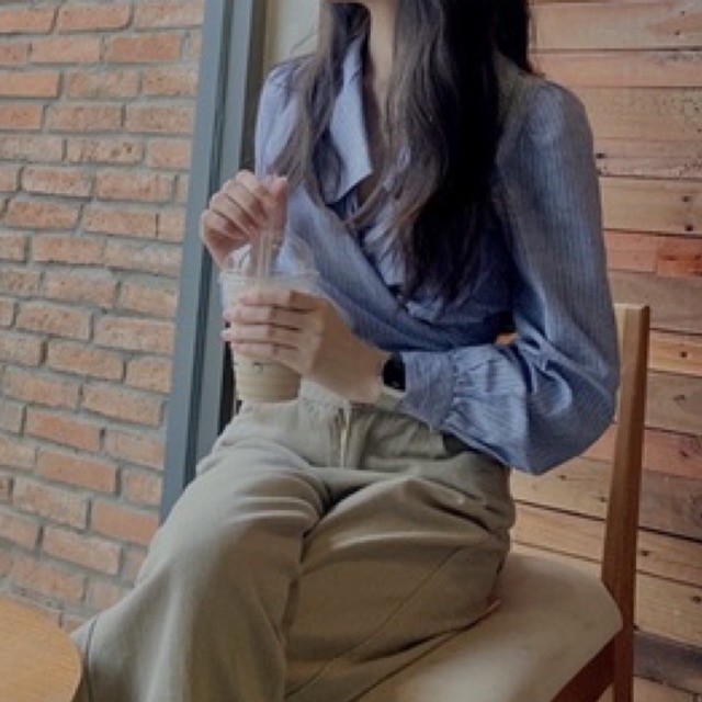 Áo sơ mi xanh buộc eo