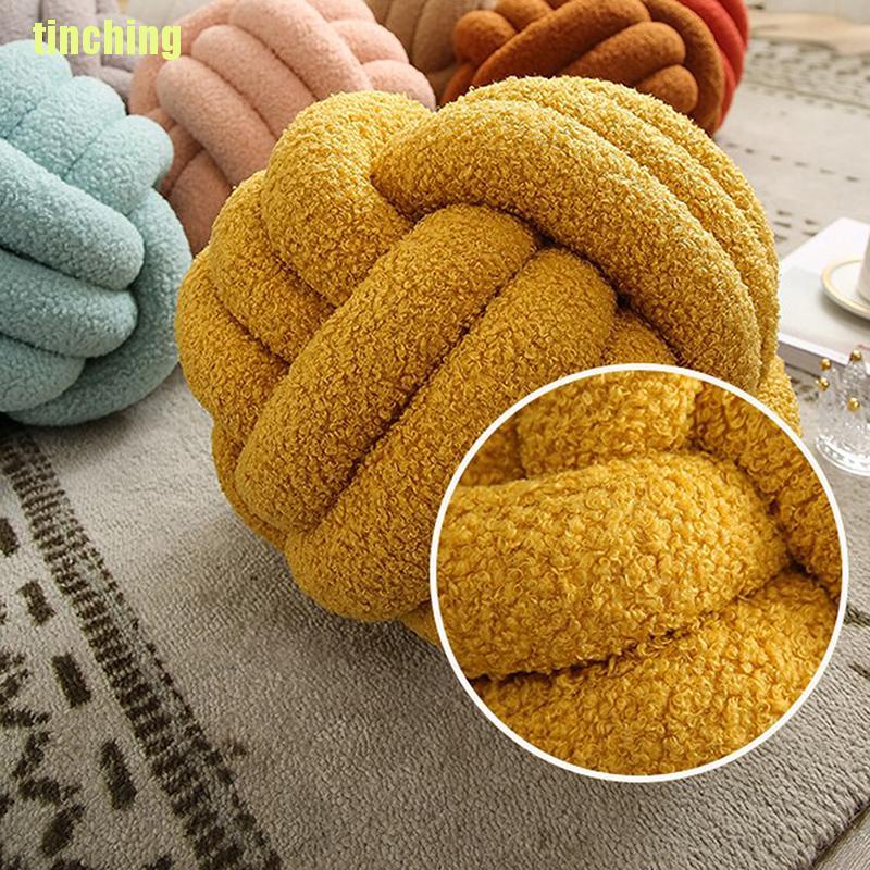 Gối nhung mềm thắt nút đính bóng lông cừu thời trang