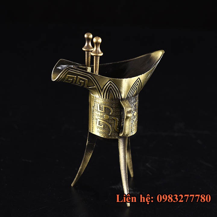 Ly rượu đồng 3 chân thời cổ Trung Quốc