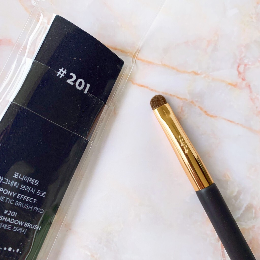 Cọ Trang Điểm Nhấn Mắt Pony Effect Magnetic 201