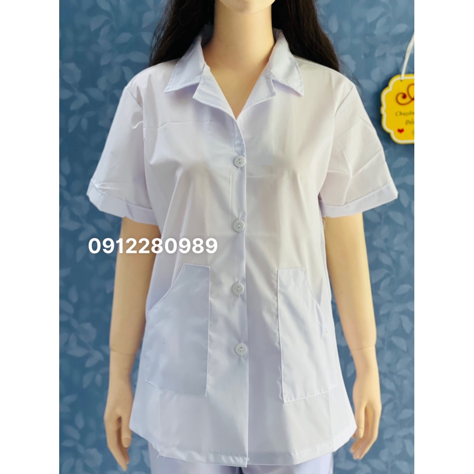 Áo Blouse Trắng Nữ Điều Dưỡng Ngắn Tay 2 túi xéo - Áo Bác Sĩ, Dược Sĩ Vải Kate _ Hình chup thật
