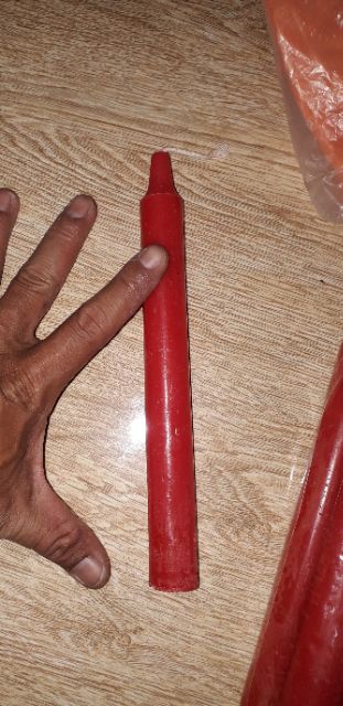 Một cây nến_đèn cầy màu đỏ dài 20cm và đường kính 20ly có mùi thơm nhẹ