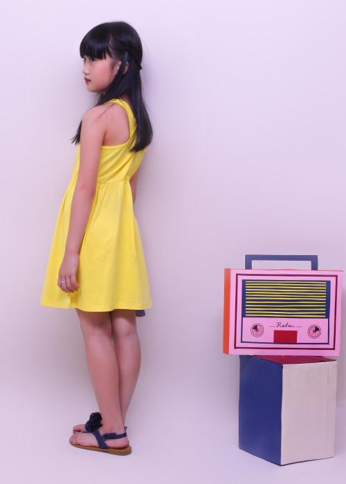 Đầm bé gái khoét lưng thun vàng Jadiny