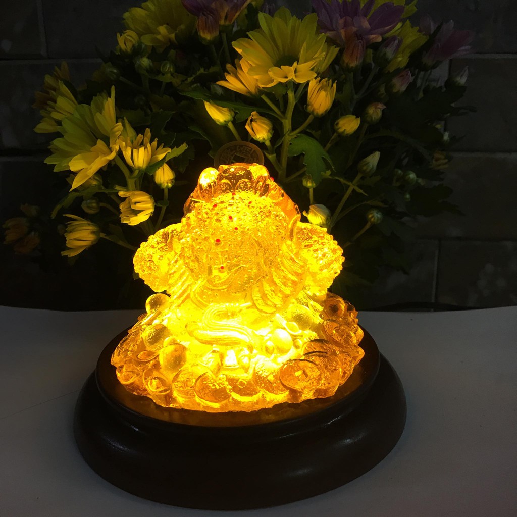 Thiềm thừ Phong thủy có đế có đèn màu vàng dài 10.5 cm x rộng 14.5 cm