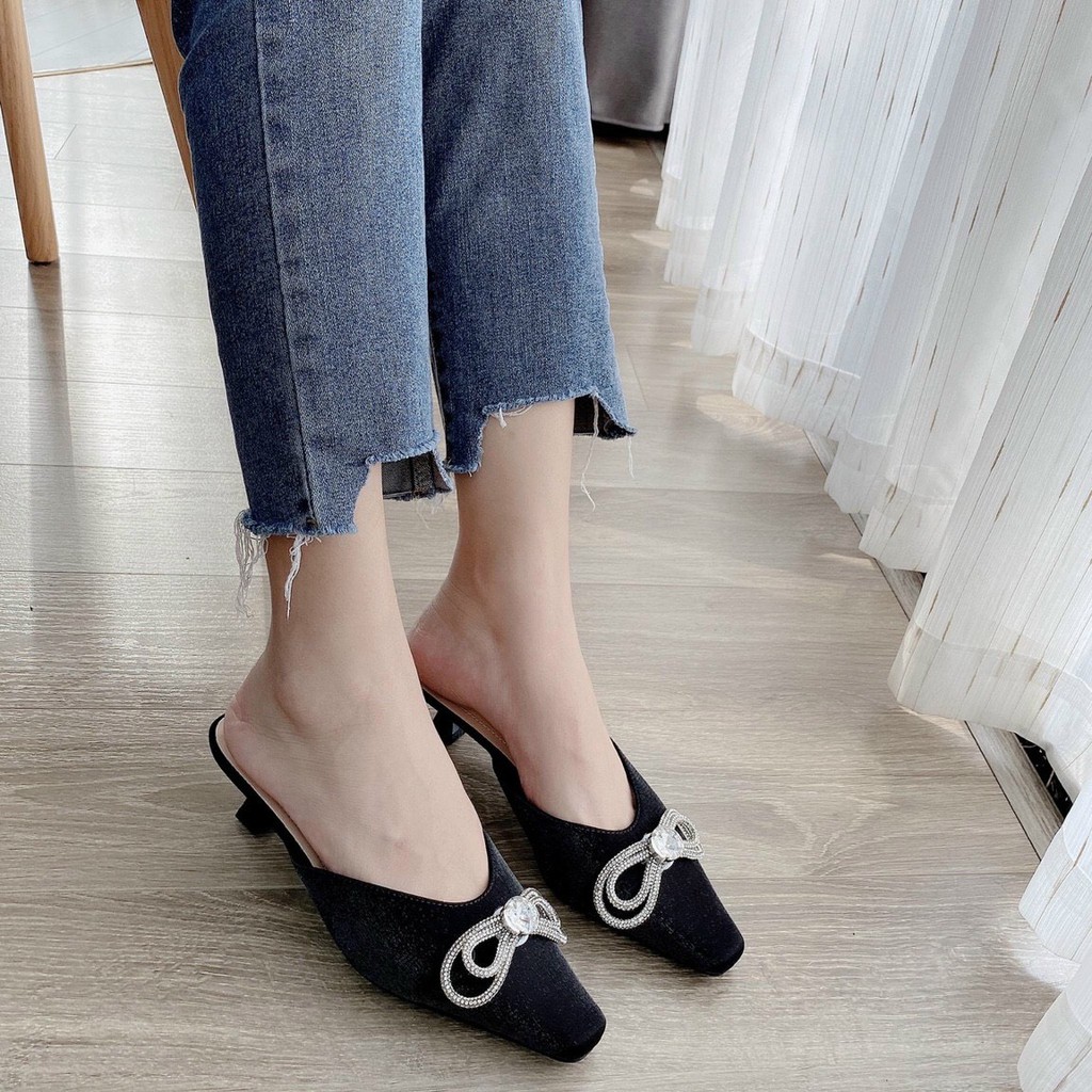 Dép guốc thời trang phối nơ nạm đá lên chân điệu đà