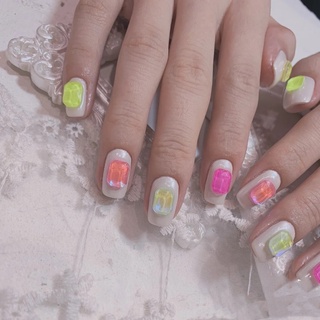 Đá khối chân bằng màu neon