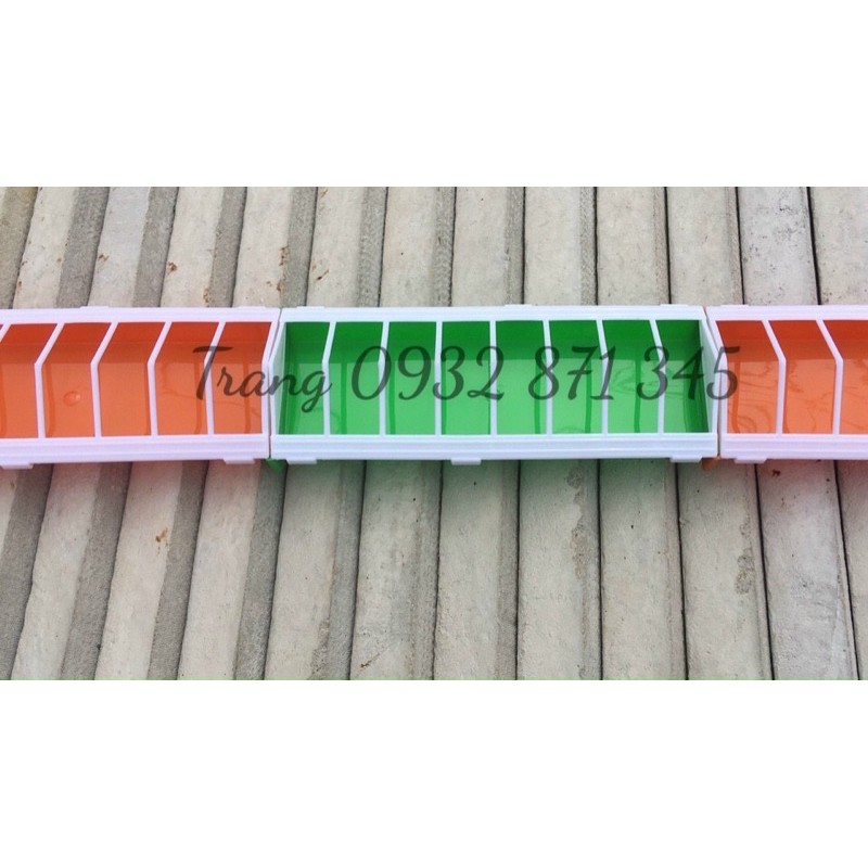 Máng ăn gà con chống bới