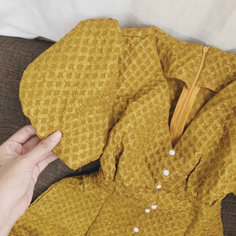 [Mã WASTMAY giảm 15% tối đa 30K đơn 150K] Đầm gấm vàng cổ V tay bồng | BigBuy360 - bigbuy360.vn