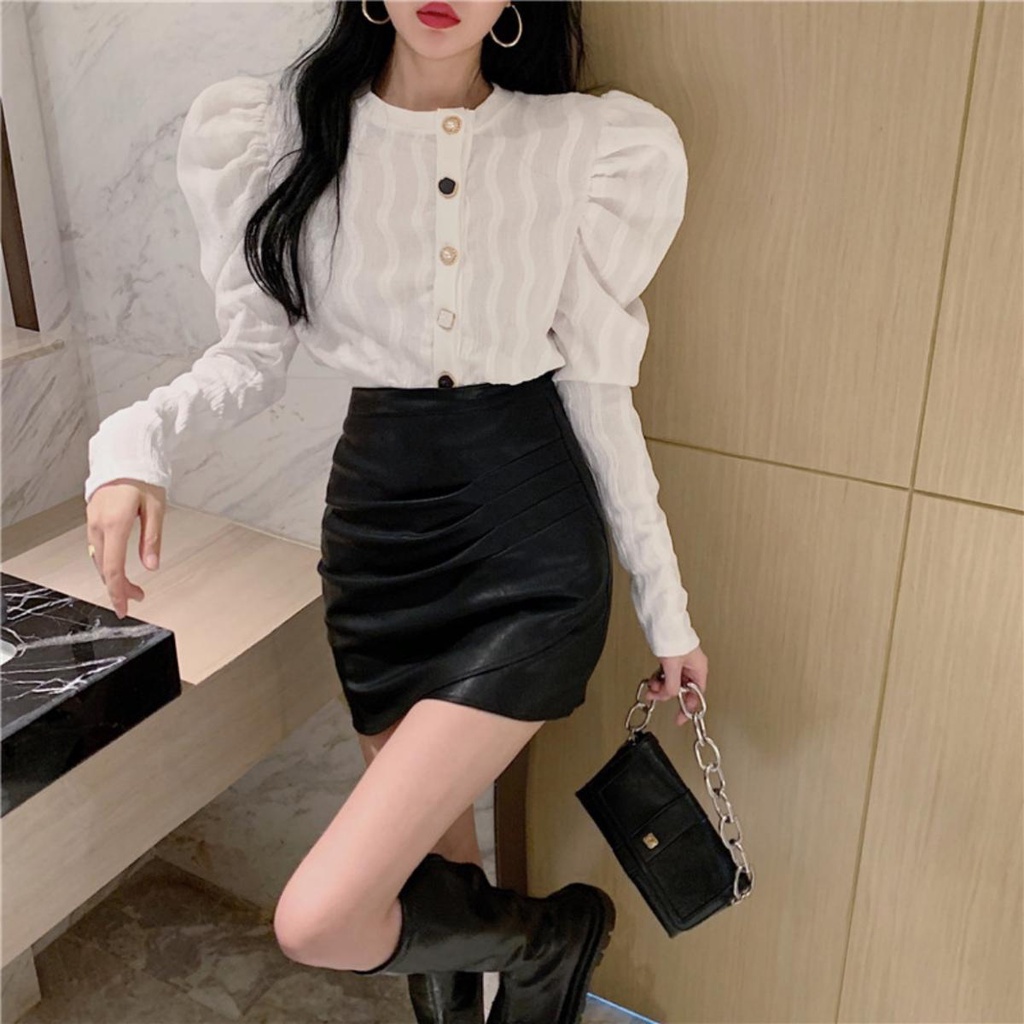 Áo cardigan tay phồng 1 hàng nút với váy mỏng cạp cao họa tiết sọc xiên sang trọng