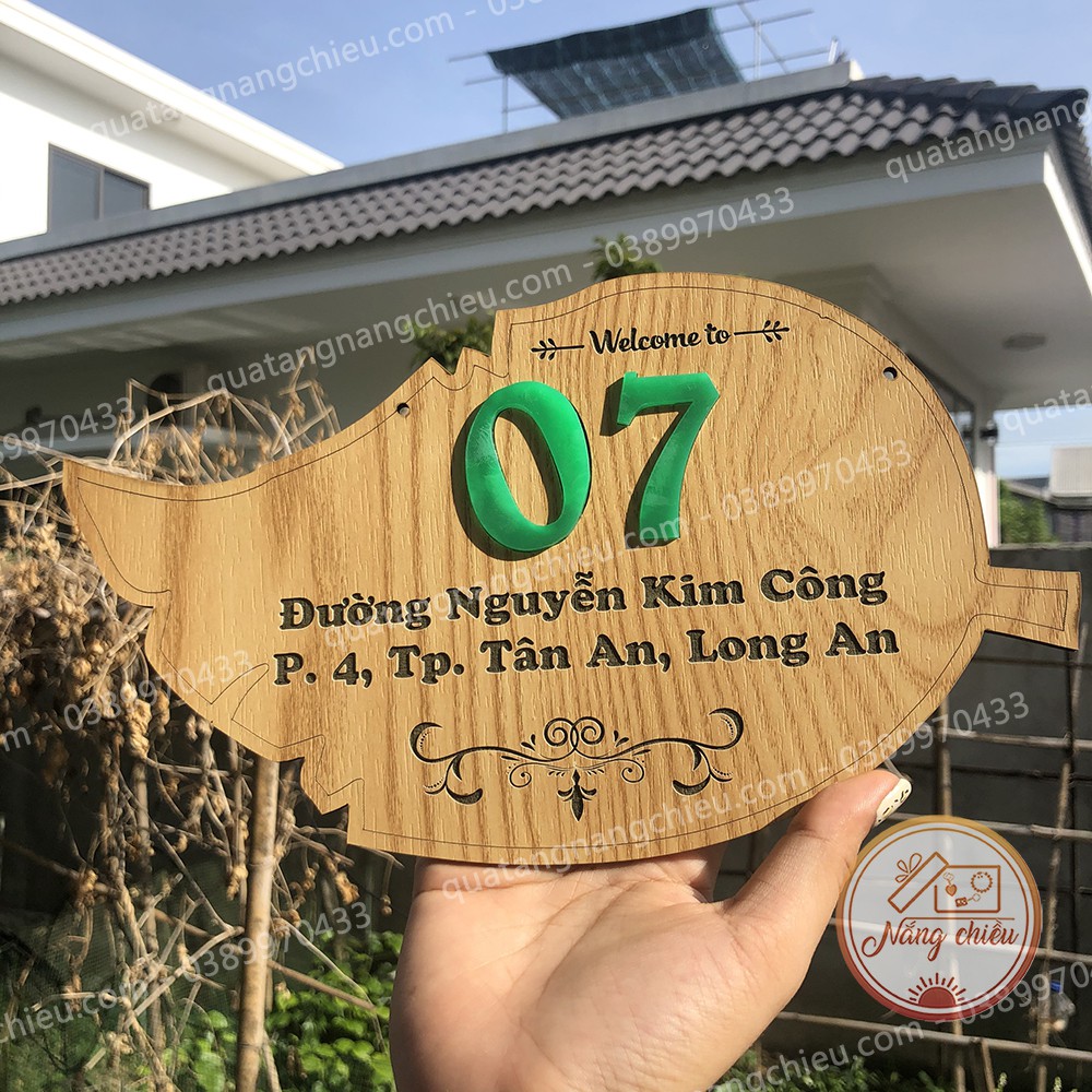 Bảng hiệu hình chiếc lá treo trước cửa hàng khắc theo yêu cầu, chất liệu gỗ an toàn cho người sử dụng