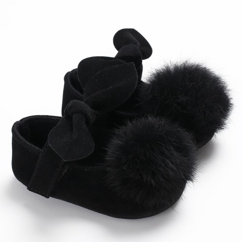 Giày da PU chống trượt đính quả bóng lông cho bé gái