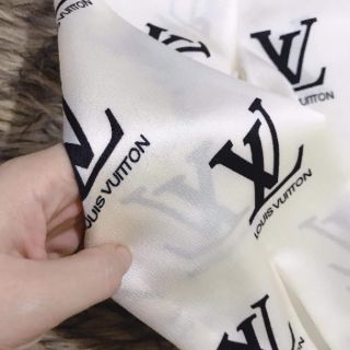 Áo Sơ mi lụa LV cổ đức màu đen