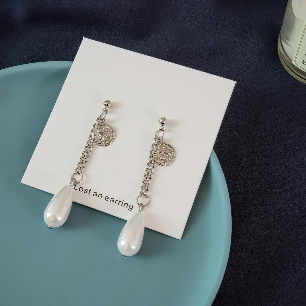 Khuyên tai 22642 hình tròn khắc chân dung phối ngọc trai phong cách bất đối xứng Nhật Hàn