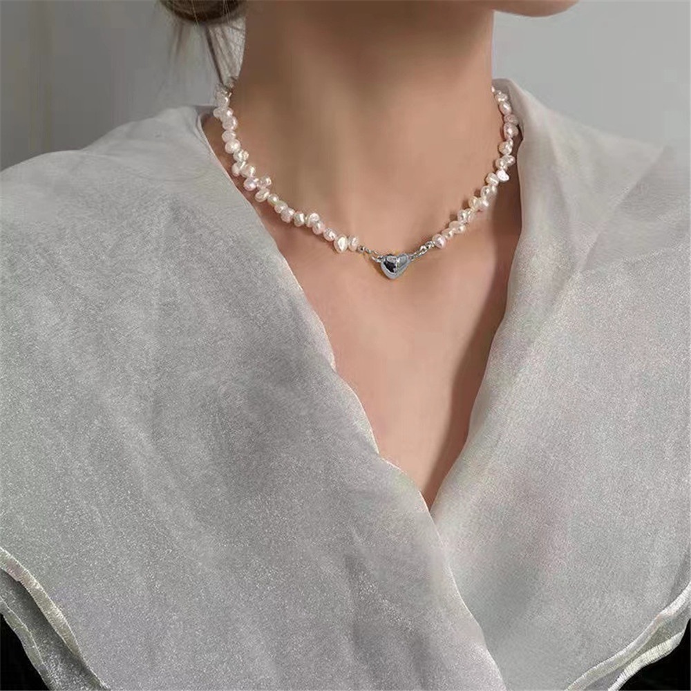 Vòng cổ Baroque Ngọc Trai Giả Hình Trái Tim Khóa Nam Châm Nhẹ Cao Cấp Sang Trọng Cho Nữ