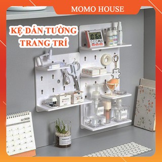 Kệ bảng dán tường không cần khoan kích thước 22x22 cm chất liệu nhựa PP có lỗ kèm móc treo đồ màu trắng